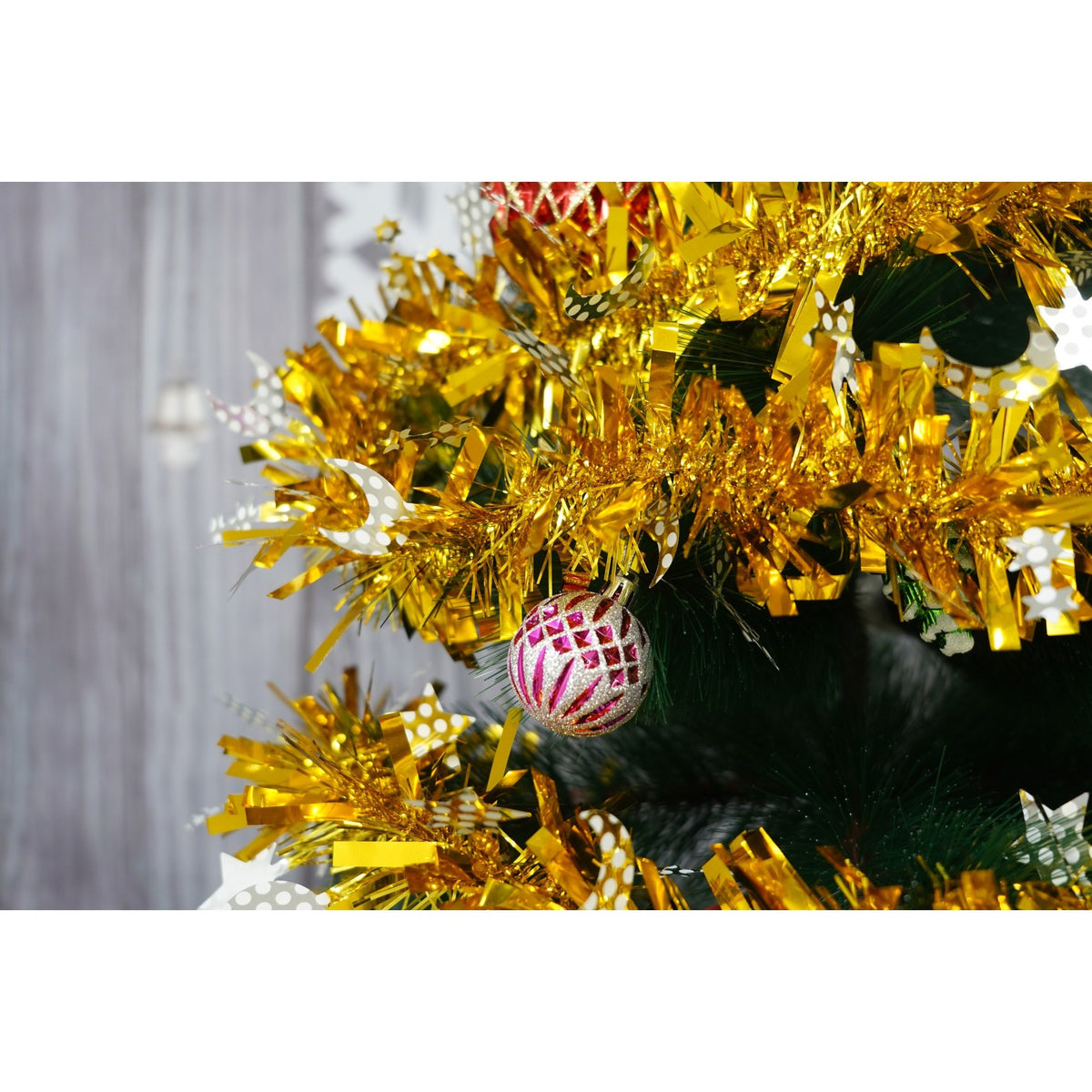 Beteala Craciun Stralucitoare, Decoratiune Pom de Iarna, Folie PVC, Interior si Exterior, Aurie, 2 m x 9 cm