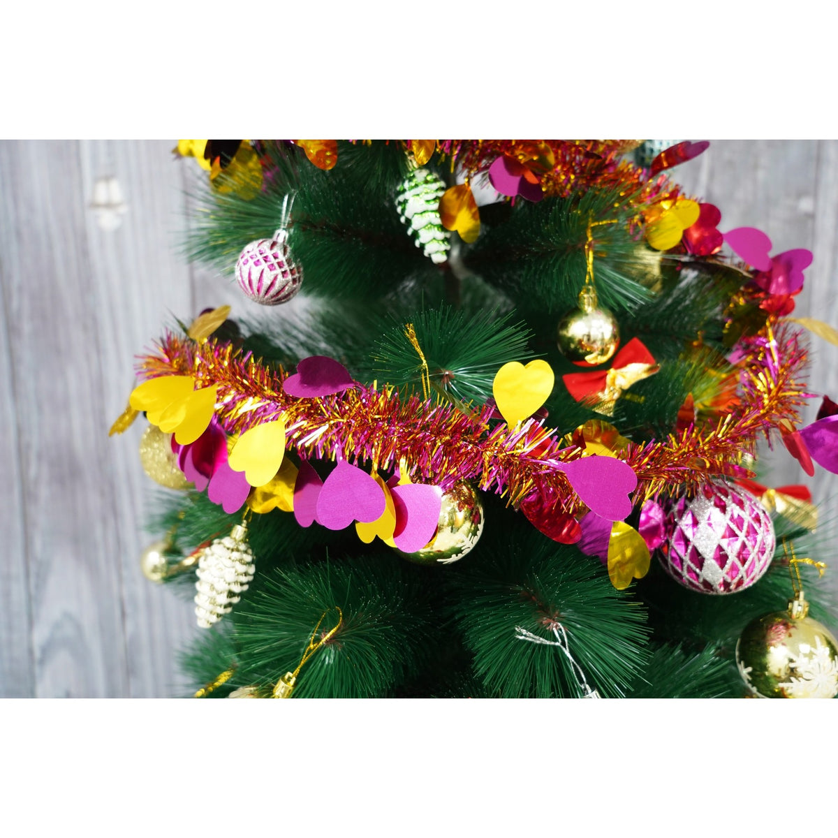 Beteala Craciun Stralucitoare, Ornament Brad Bogat, Folie PVC Rezistenta, Interior si Exterior, Auriu, 2 m x 9 cm