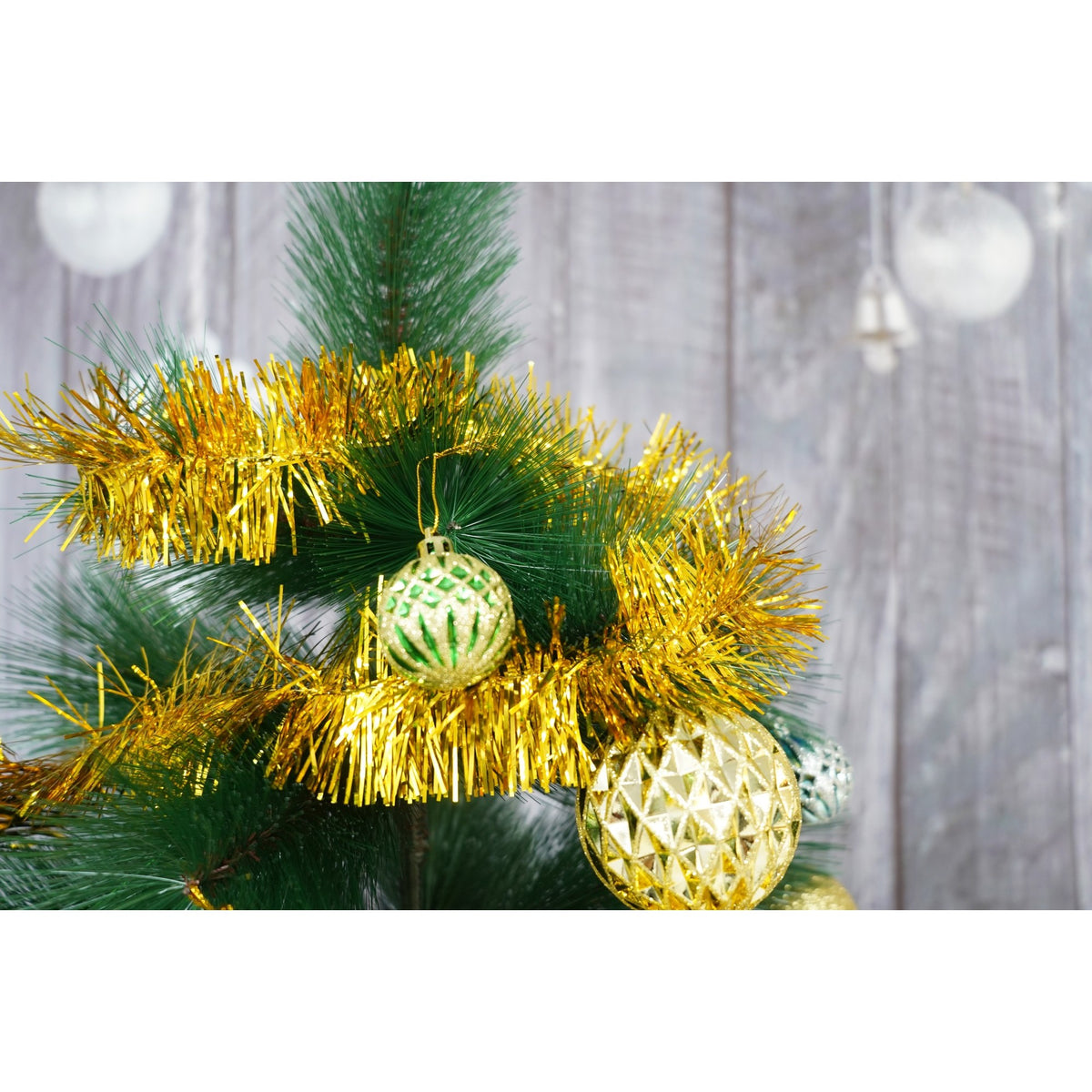 Beteala Craciun Stralucitoare, Decoratiune Pom din Folie PVC, Rezistenta Interior si Exterior, Auriu, 2 m x 7 cm