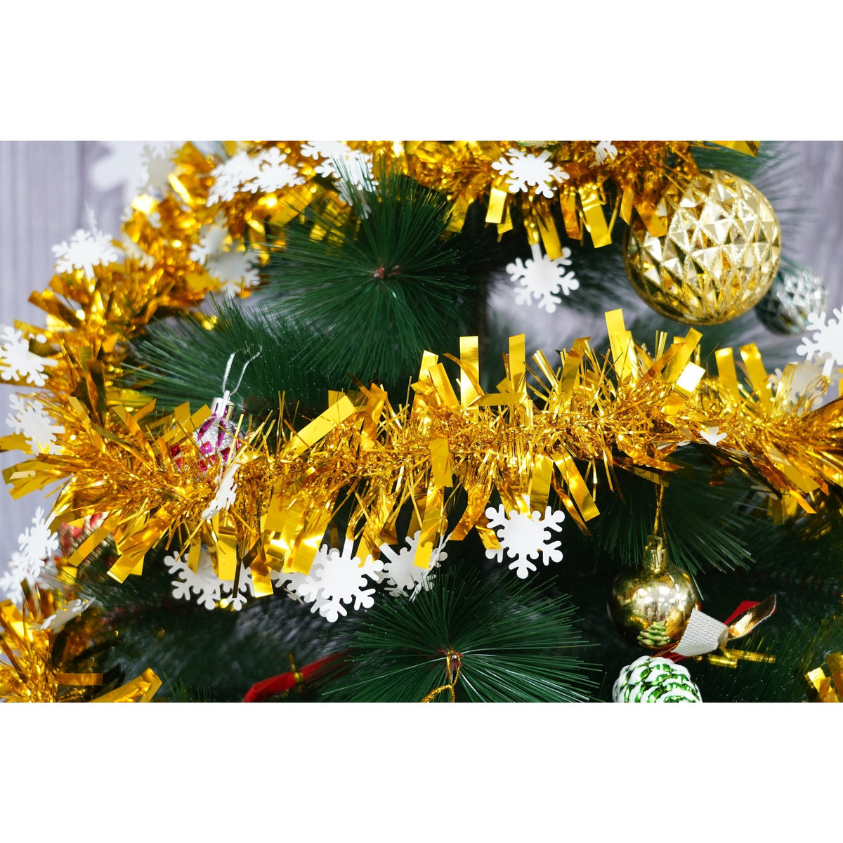 Beteala Craciun, Ghirlanda Decorativa Pufoasa, Folie PVC Rezistenta, Interior si Exterior, Auriu, 2 m x 9 cm