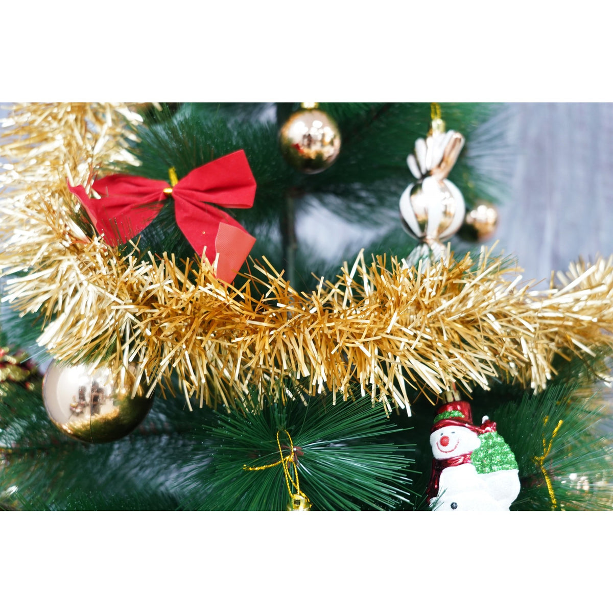 Beteala Craciun Stralucitoare, Decoratiune Pom si Interior, Folie PVC Flexibila, Rezistenta Exterior, Auriu, 2 m x 9 cm