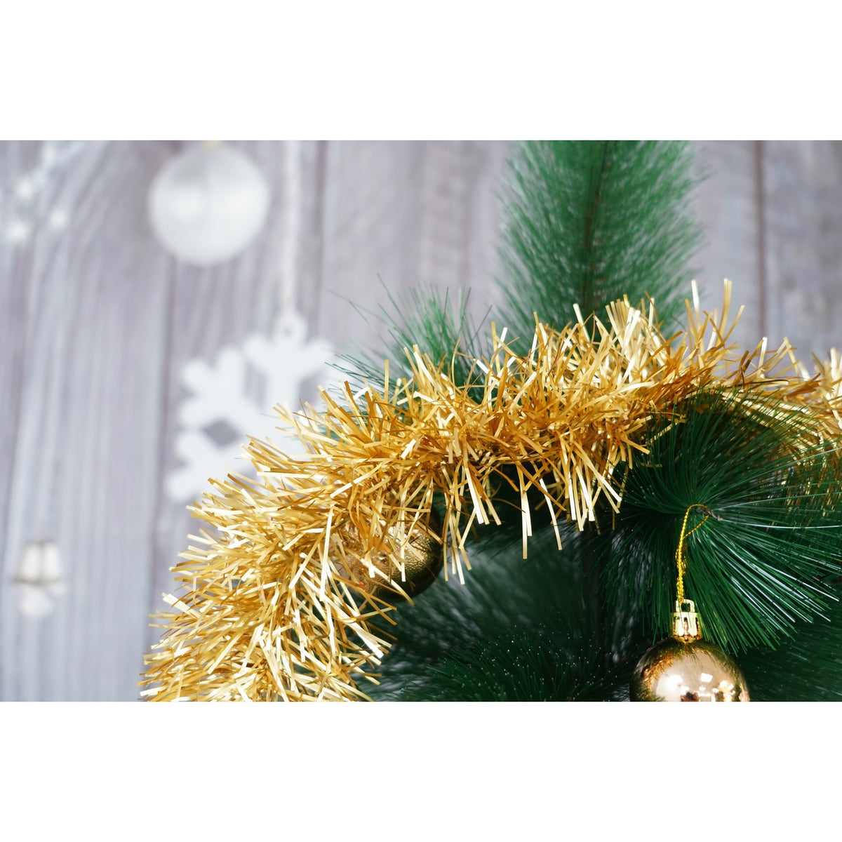 Beteala Craciun Stralucitoare, Decoratiune Pom si Interior, Folie PVC Flexibila, Rezistenta Exterior, Auriu, 2 m x 9 cm