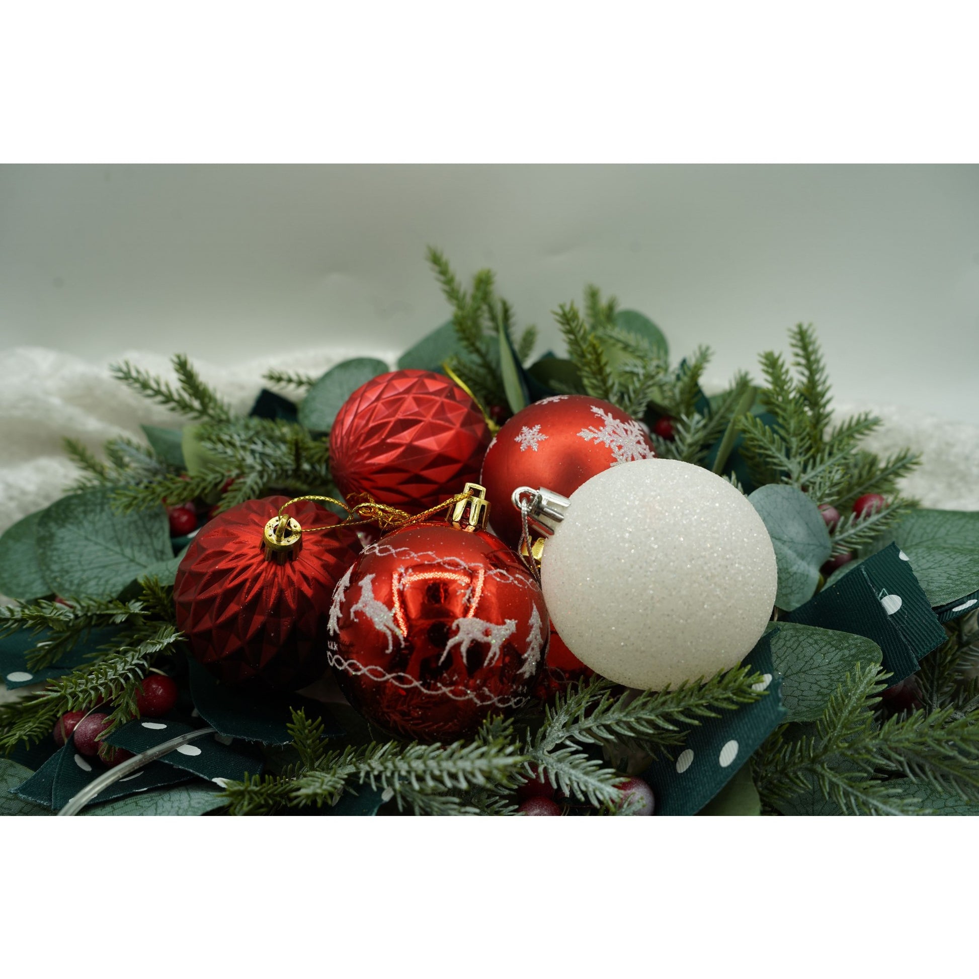 Set 24 Globuri de Crăciun pentru Brad, Ornamente Sferice cu Finisaj Sclipitor, Plastic Rezistent, Alb și Roșu, Diametru 6 cm