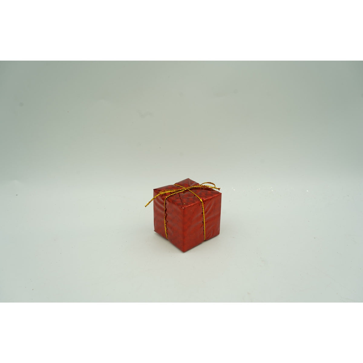 Set 12 Globuri Pentru Brad De Craciun, Ornamente Decorative Din Polistiren, Finisaj Cu Sclipici, Rosu Si Auriu, Cutie 20 x 12 x 4 cm