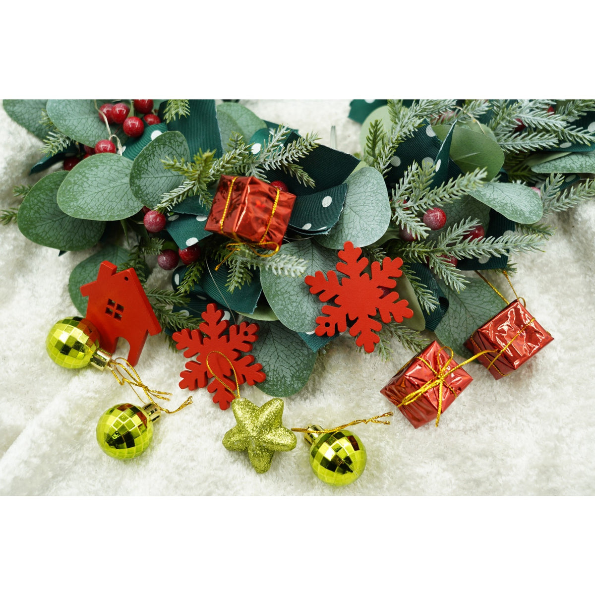Set 24 Ornamente de Brad Tip Glob, Polistiren cu Finisaj Sclipitor, Rosu si Auriu, Cutie 20x14x3 cm
