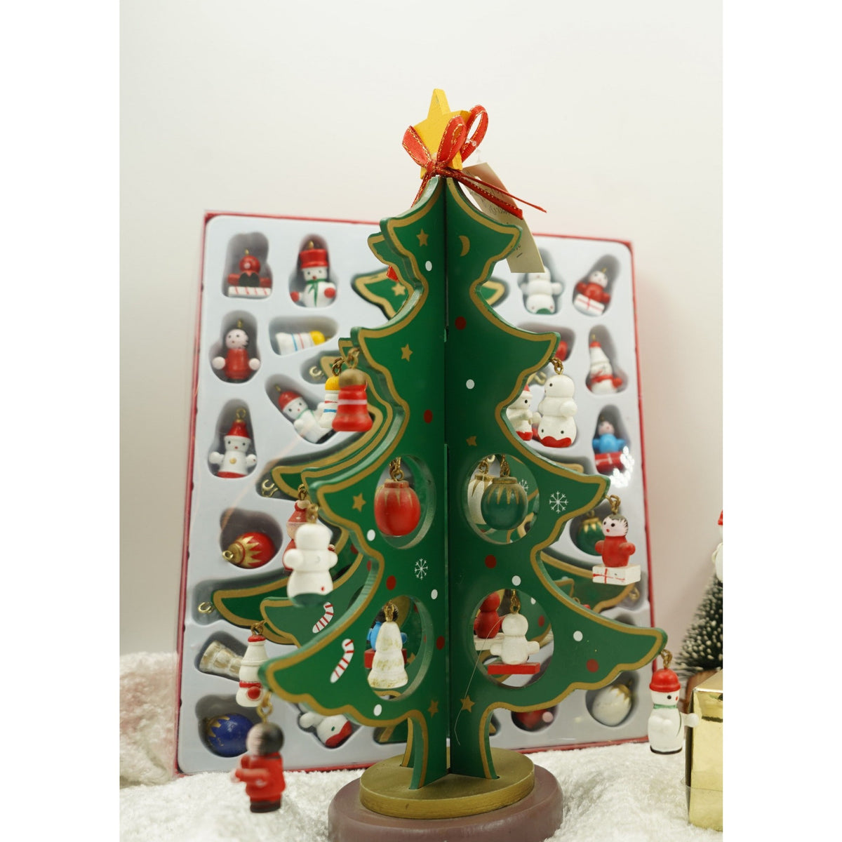 Decoratiune Craciun de Masa, Brad Festiv cu 8 Cavitati si Ornamente, Lemn Pictat, Verde, 18.5 cm x 25 cm