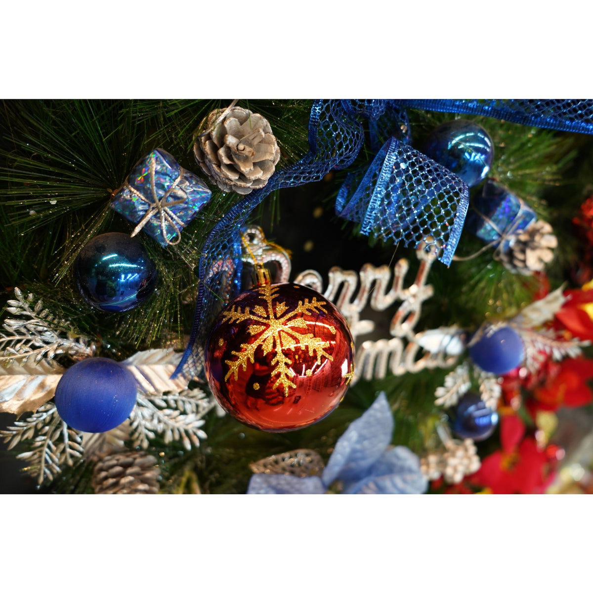 Set 6 Globuri pentru Brad de Craciun, Ornamente Sclipitoare din Plastic, Rosu si Auriu, Diametru 8 cm