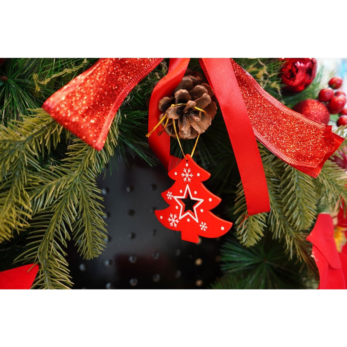 Ornament Brad Craciun, Decoratiune Suspendabila Model Brad, Lemn, Rosu, 8 x 8 cm