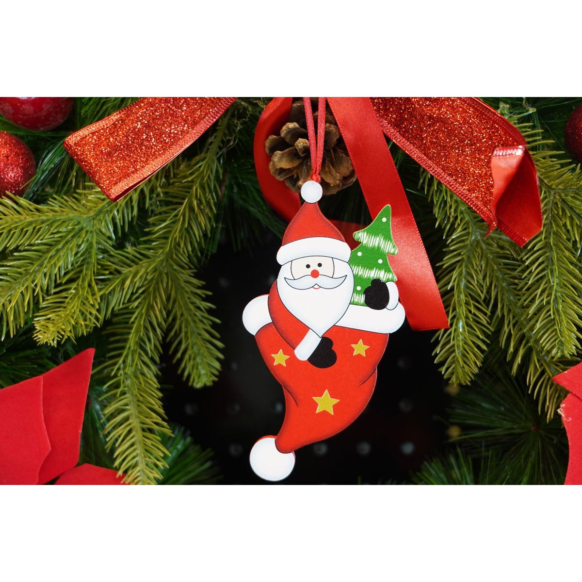 Decoratiune Brad Om De Zapada In Ciorap, Ornament De Craciun Suspendabil, Lemn, Rosu, 14 cm