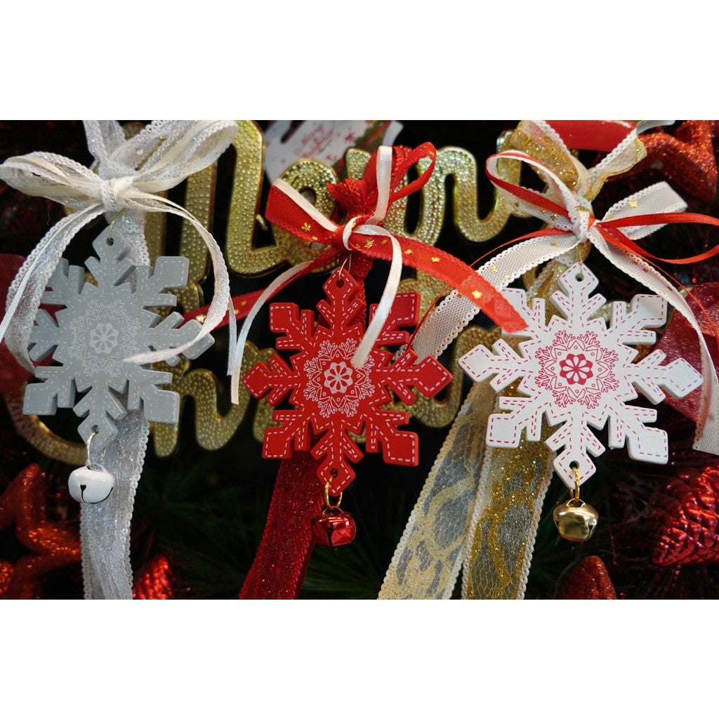 Decoratiune Brad Fulg de Nea, Ornament Craciun cu Funda Textila si Clopotel, Lemn, Alb, 8 cm (25 cm cu Agatatoare)