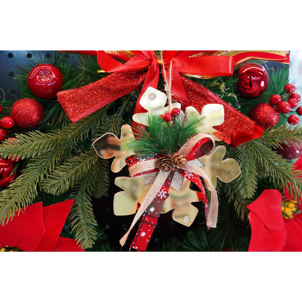 Ornament Brad Crăciun în Formă de Fulg de Nea, Finisaj Auriu Lucios, Acril Rezistent, Utilizare Interior și Exterior, 16x16 cm