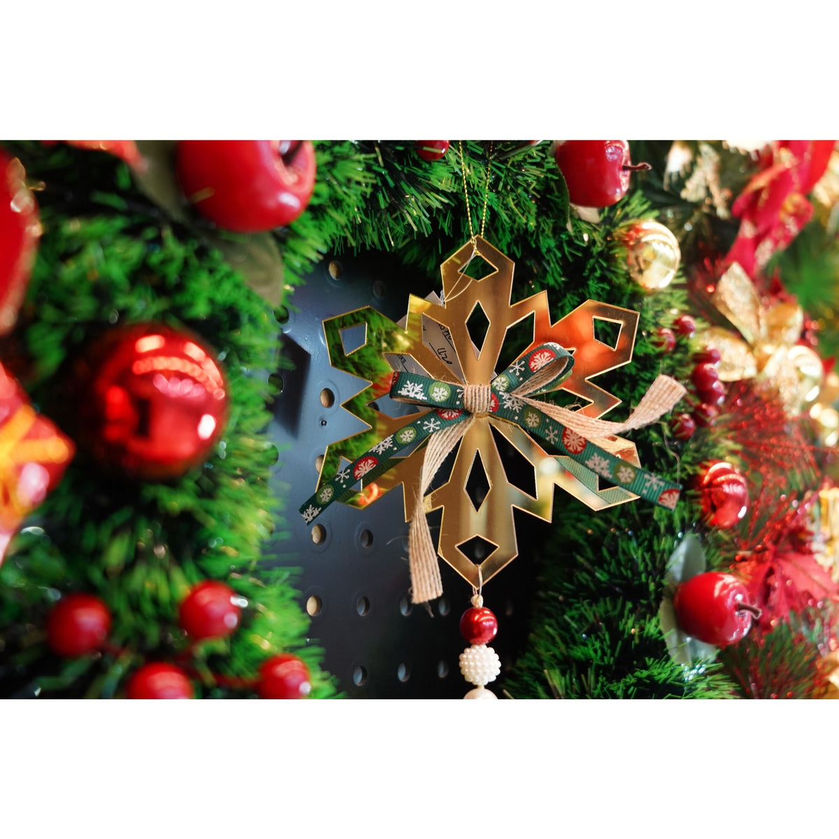 Ornament Brad Crăciun Fulg de Nea Gigant, Finisaj Lucios, Acril Rezistent, Interior și Exterior, Auriu, 16 x 30 cm