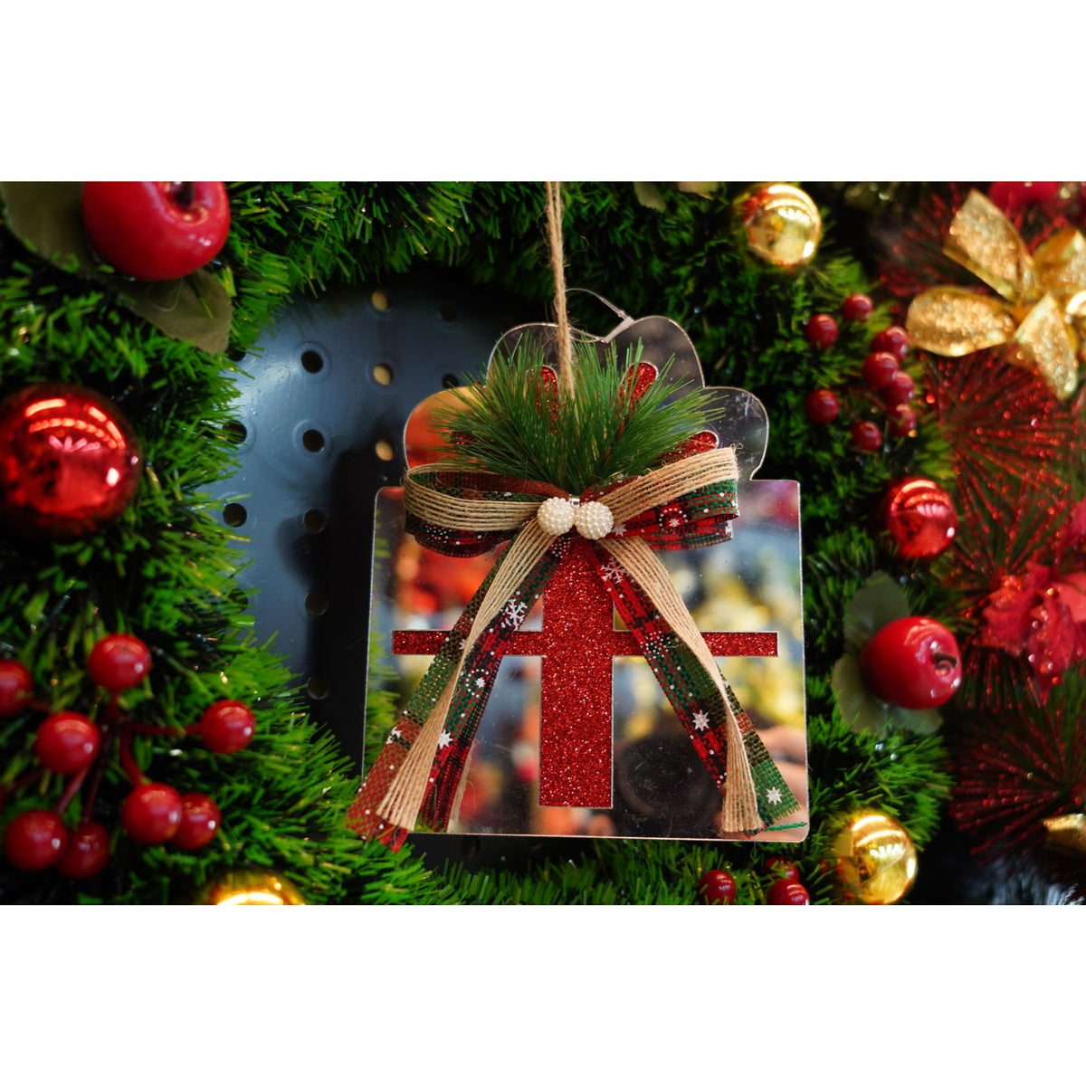 Ornament Brad Crăciun, Formă Stea, Finisaj Argintiu Lucios, Acril Rezistent, Utilizare Interior și Exterior, 14 x 15 cm