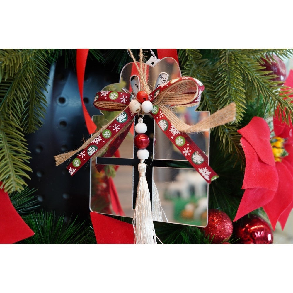 Ornament Crăciun Brad, Formă Cadou, Finisaj Argintiu Lucios, Acril Rezistent, Interior și Exterior, 14 x 26 cm