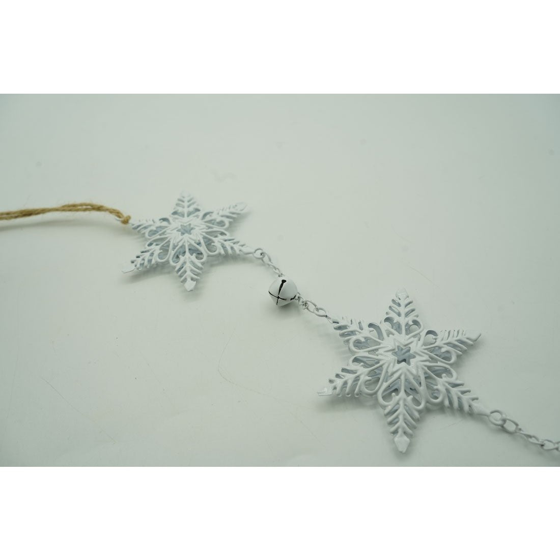 Decoratiune Brad Craciun, Set 3 Fulgi de Nea Suspendati, Stil Rustic cu Agatatoare, Lemn si Metal, Alb si Multicolor, 30 cm