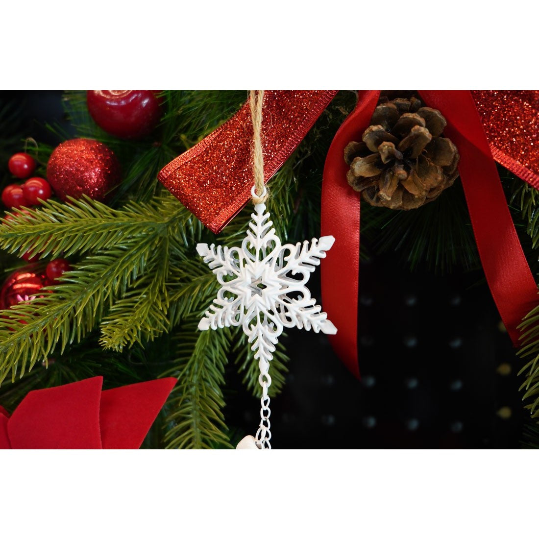 Decoratiune Brad Craciun, Set 3 Fulgi de Nea Suspendati, Stil Rustic cu Agatatoare, Lemn si Metal, Alb si Multicolor, 30 cm