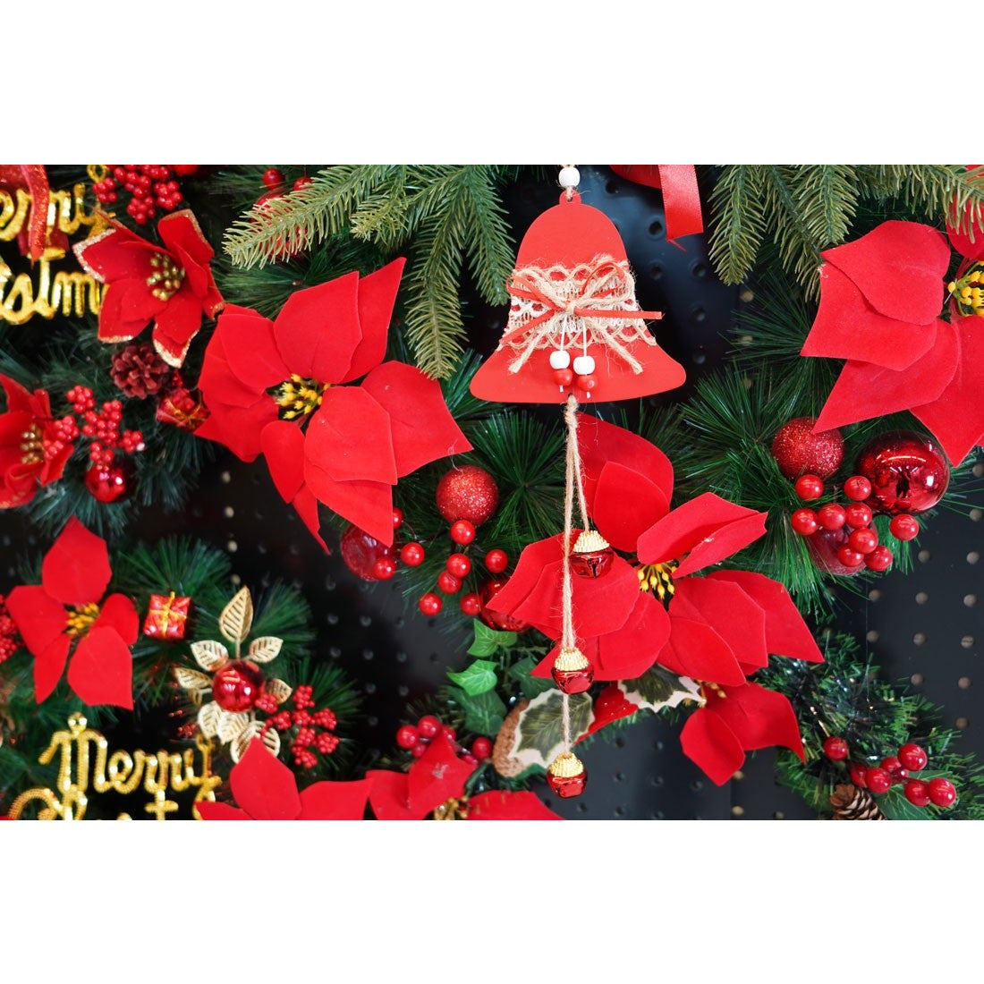 Decoratiune de Craciun Tip Clopotel, Ornament de Brad cu Agatatoare, Lemn si Textil, Rosu, 36 x 12 cm