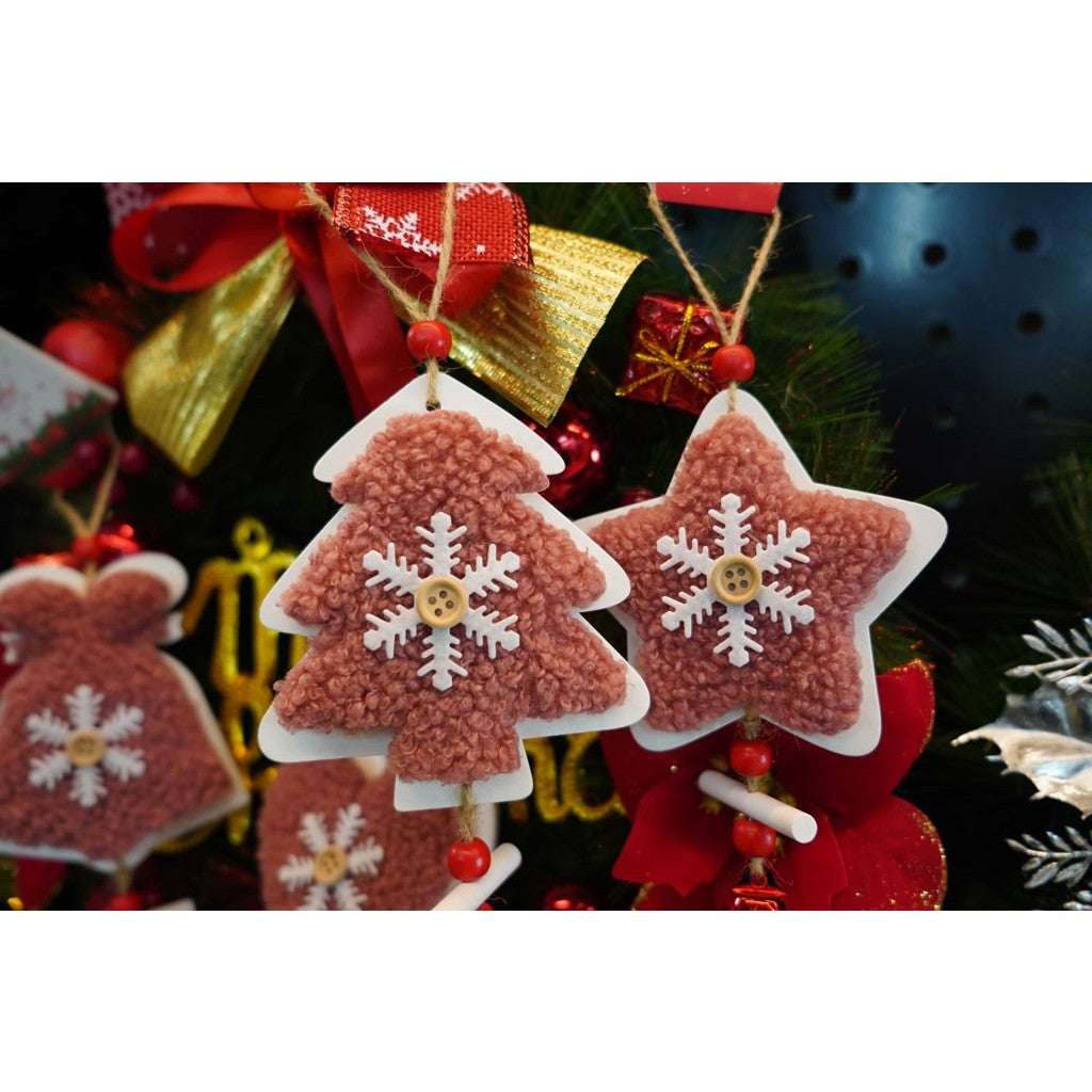 Ornament Brad Craciun sub Forma de Inima, Decoratiune Suspendata cu Broderie, Stea si Clopotel, Lemn si Textil, 18 x 9.5 cm, Roz/Alb