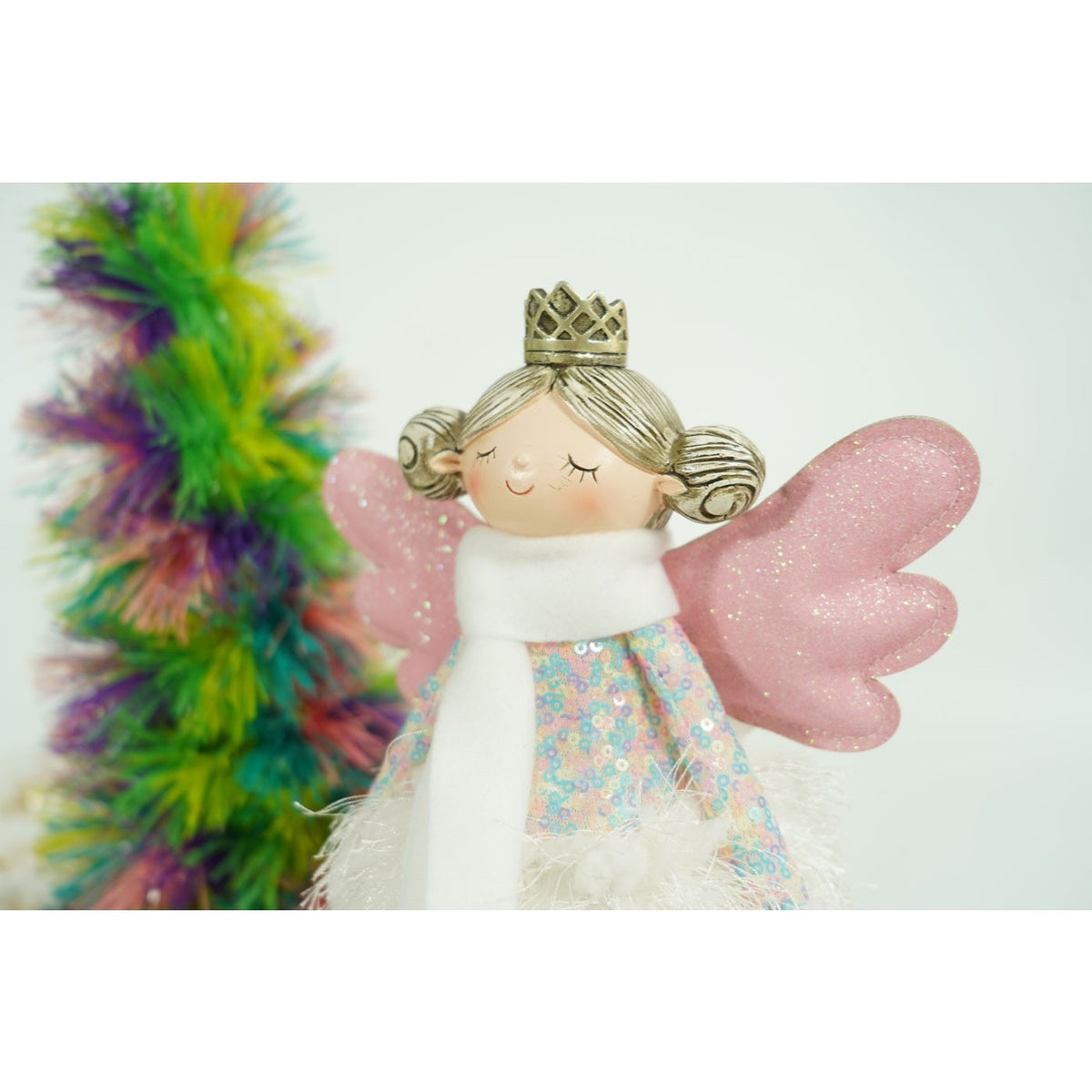 Decoratiune Ingeras de Craciun, Ornament Figurina pentru Brad sau Geam, Aripi Roz si Rochie Alba, Material Textil Moale, Inaltime 26 cm