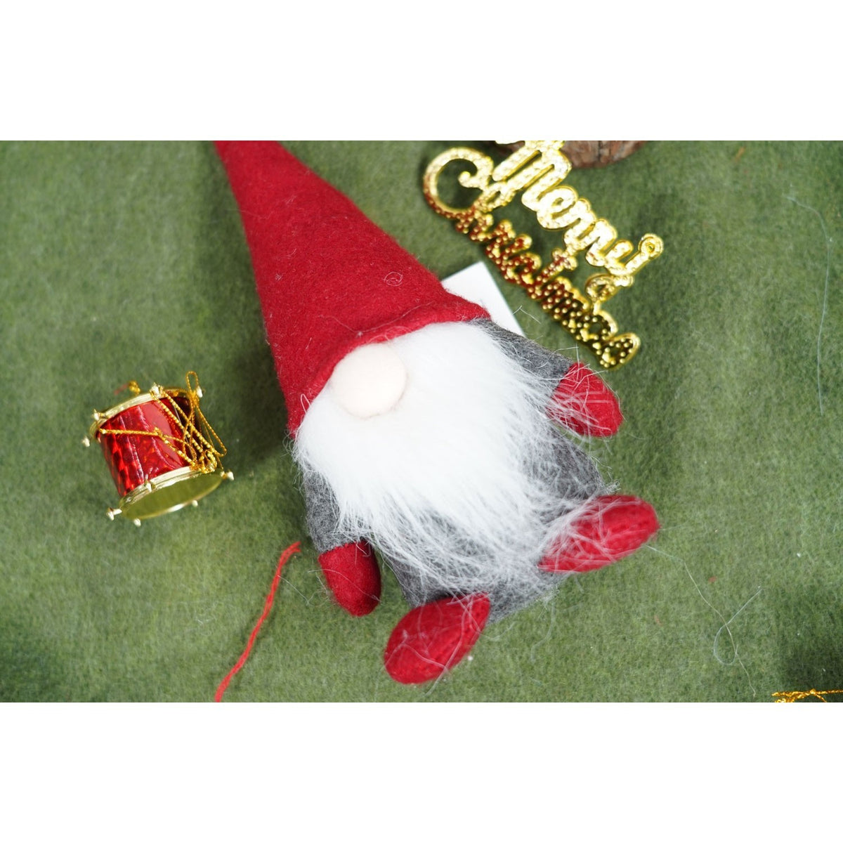 Gnom de Craciun, Ornament Spiridus Scandinav pentru Brad, Figurina Decorativa din Material Textil, Model Caciula cu Fulgi, Gri si Rosu, 12 cm