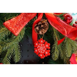 Decoratiune Craciun Fulg de Nea, Ornament pentru Brad, Lemn cu Sistem de Agatare, Rosu, 8 x 8 cm