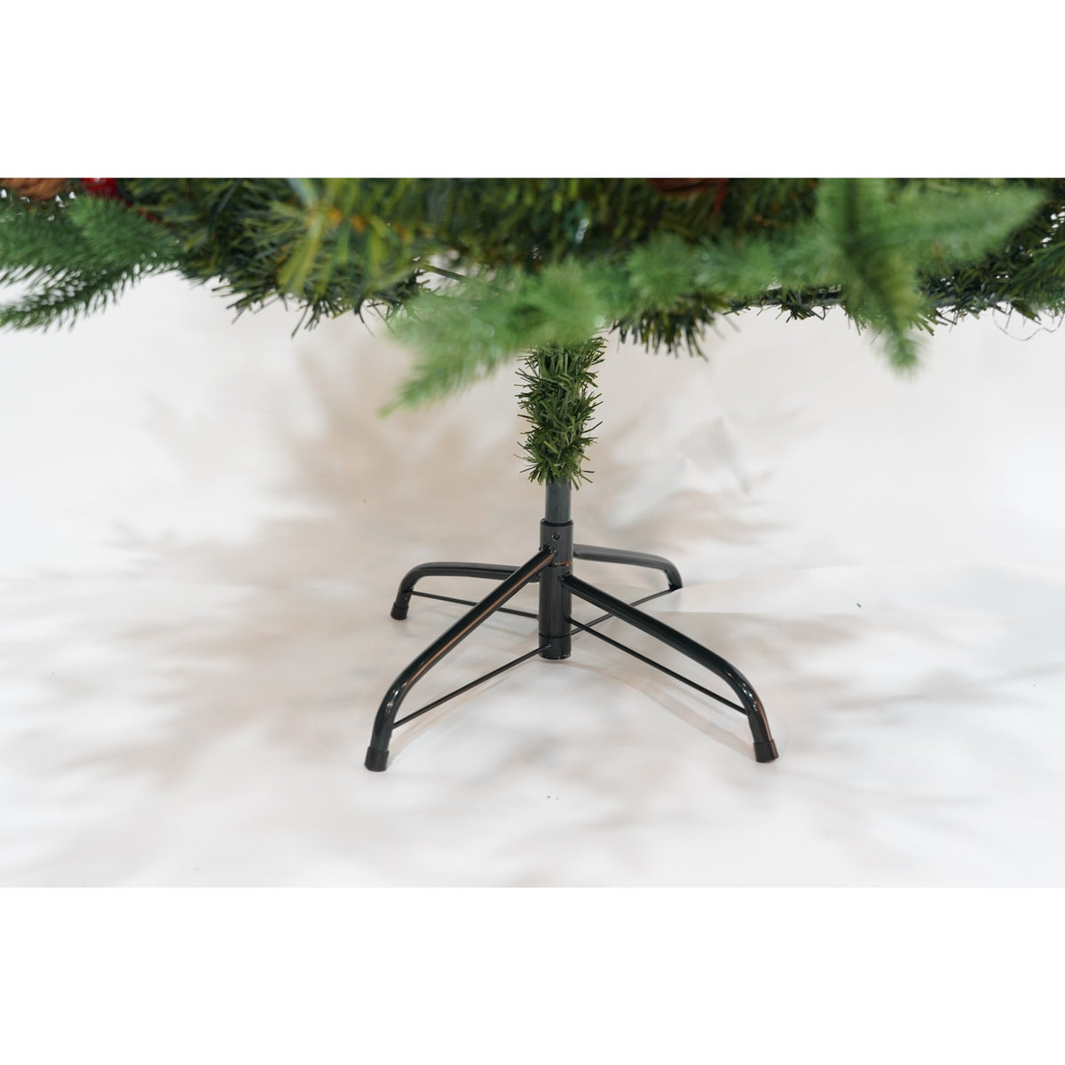 Brad Artificial de Craciun, Decorat cu Conuri de Pin si Merisoare Rosii, Tulpina Metalica si Crengi Modelabile, PVC si Metal, Inaltime 1.5 m, Verde
