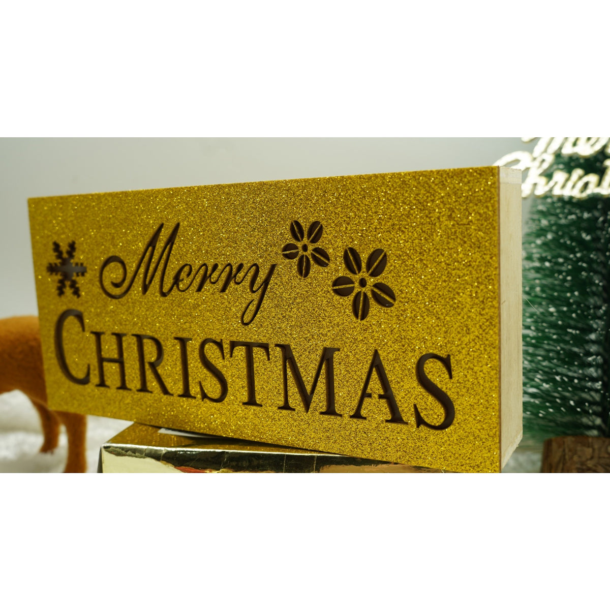 Decoratiune Luminoasa Merry Christmas, Ornament de Craciun cu Mesaj Festiv, Lemn cu LED, Galben, 19 x 9 x 4 cm