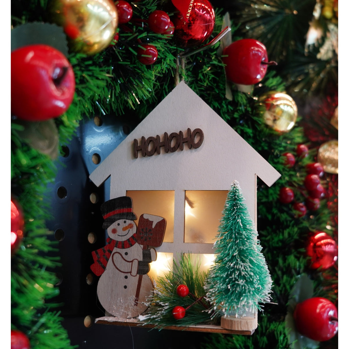Decoratiune Craciun Om de Zapada cu Lumini LED, Figurina Festiva din Lemn, pentru Interior si Exterior, Alb, 17 x 13 x 5 cm