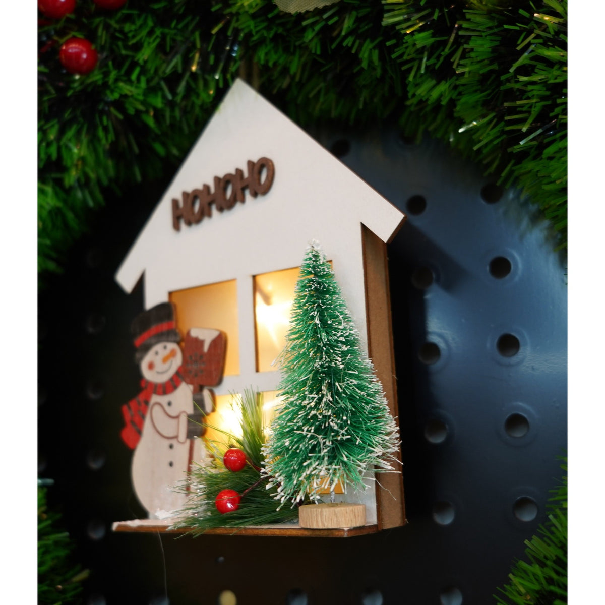 Decoratiune Craciun Om de Zapada cu Lumini LED, Figurina Festiva din Lemn, pentru Interior si Exterior, Alb, 17 x 13 x 5 cm