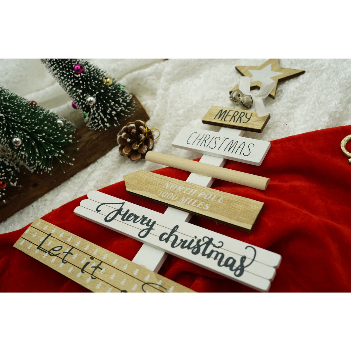 Decoratiune Masa Craciun cu Mesaje Festive, Suport Vertical din Lemn, Ornament Interior, Crem-Alb, 22.5 x 36 cm
