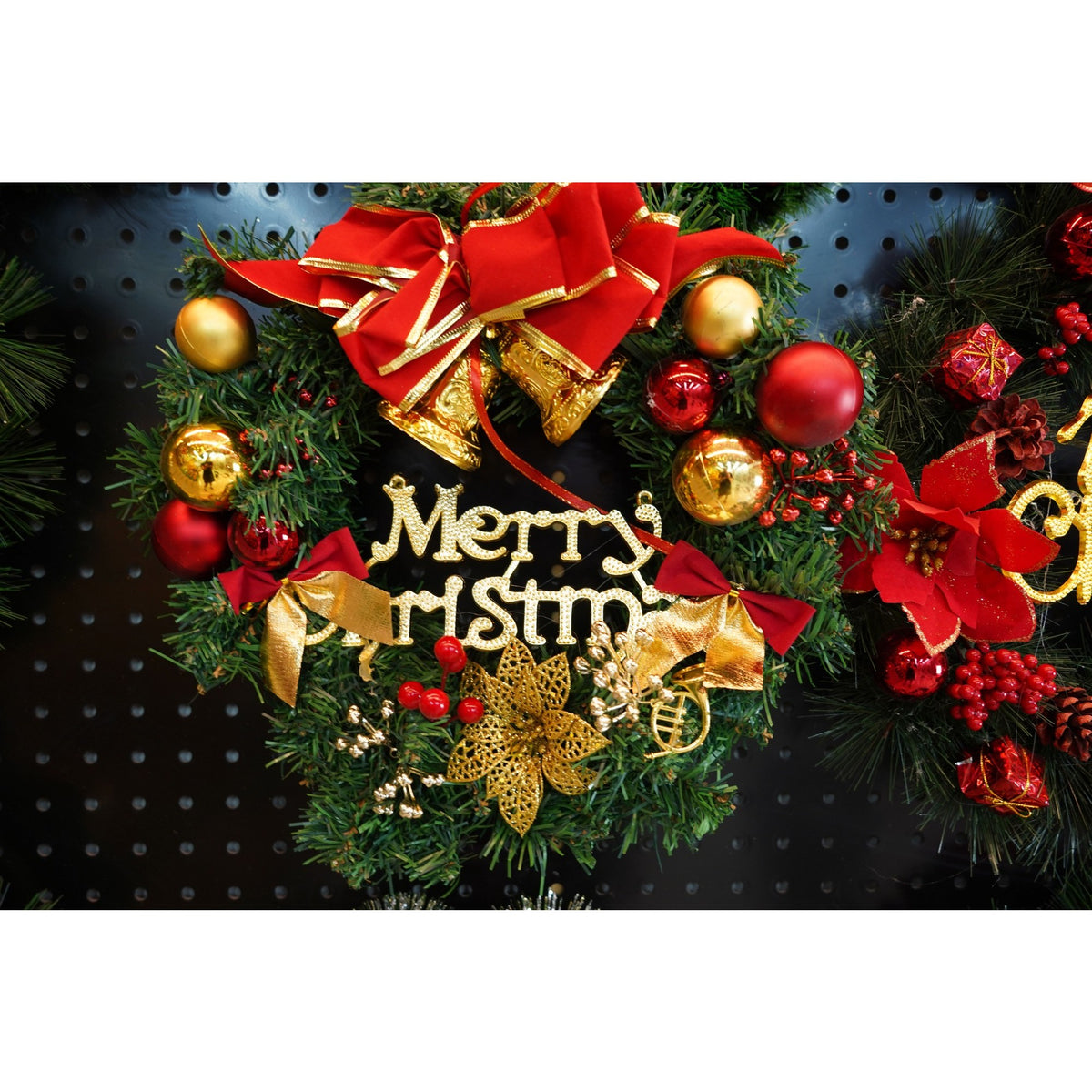 Coronita de Craciun Artificiala pentru Usa, Model Decorat cu Globuri si Fundite, PVC, Interior si Exterior, 40 cm, Rosu, Auriu si Verde