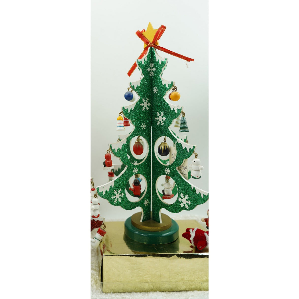 Brad De Craciun Decorativ, 8 Cavitati Cu Ornamente Detasabile, Structura Din Lemn, Verde Si Alb, 18.5 x 33 cm