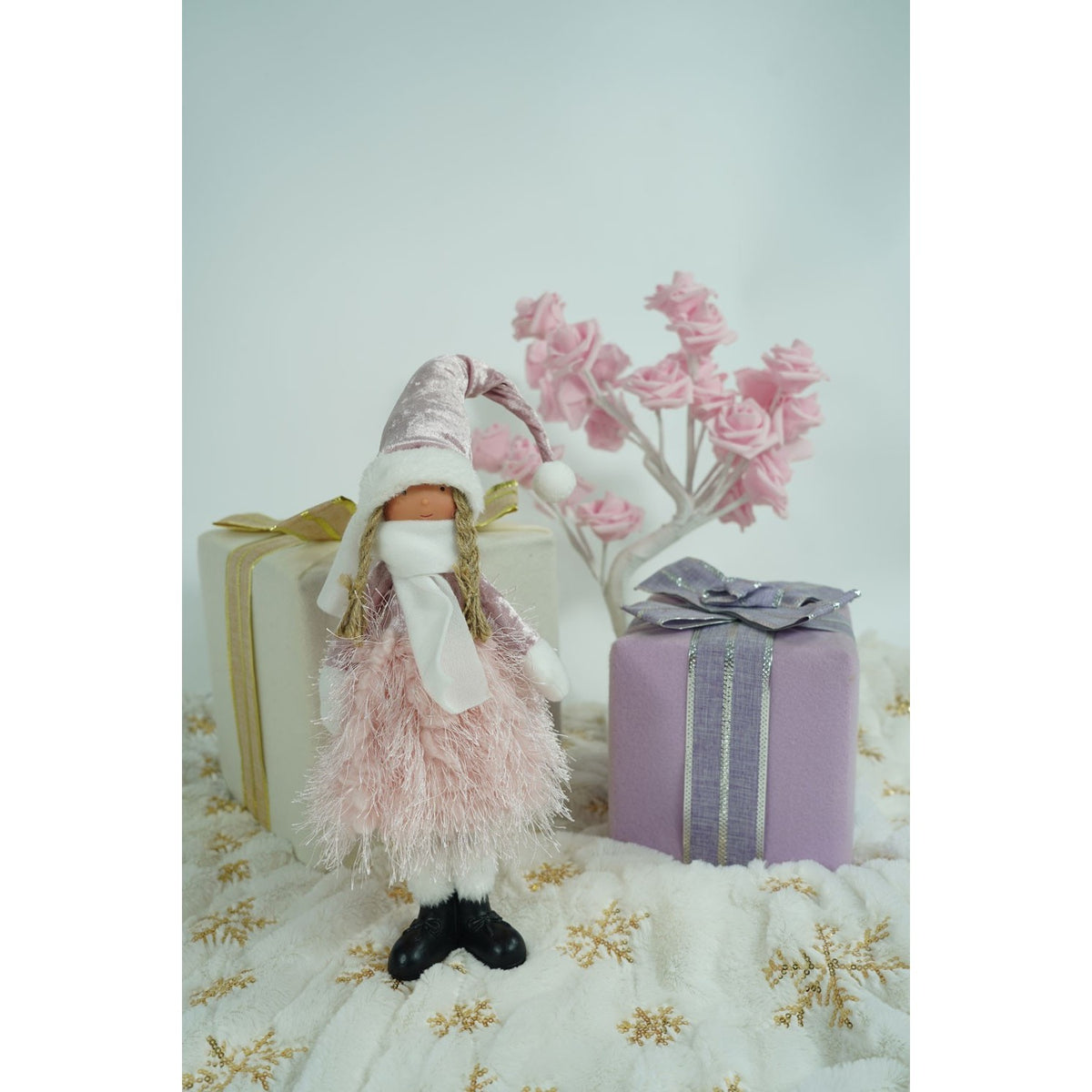 Decoratiune Craciun Papusa Fetita, Figurina Festiva Stativa cu Caciula Giganta, Material Textil Moale, Roz si Alb, 44 cm