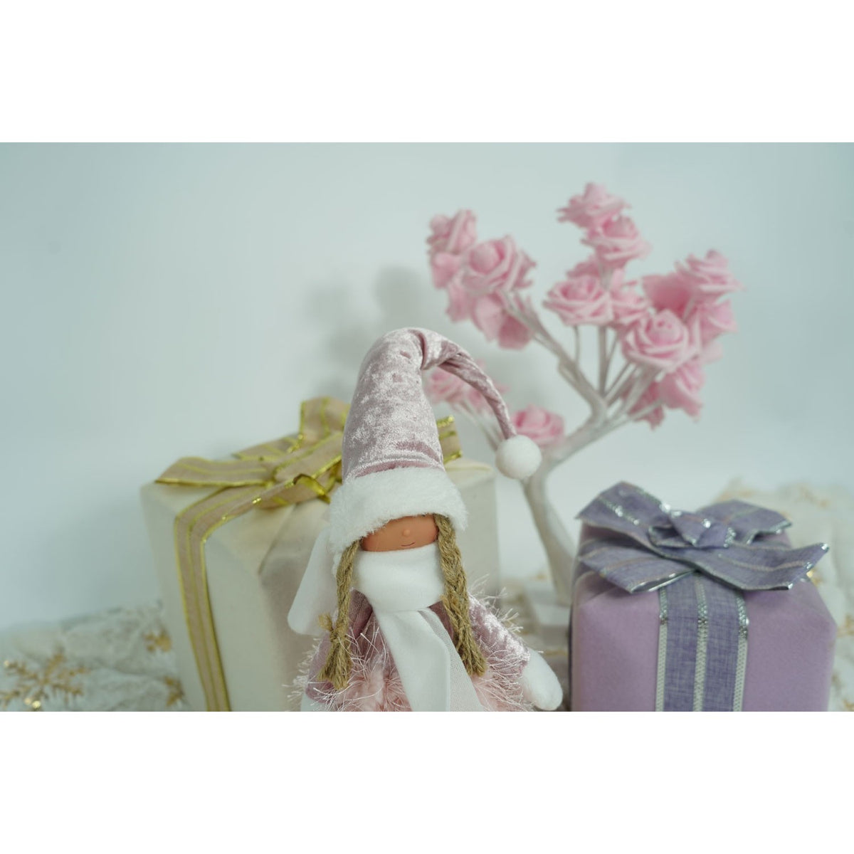 Decoratiune Craciun Papusa Fetita, Figurina Festiva Stativa cu Caciula Giganta, Material Textil Moale, Roz si Alb, 44 cm