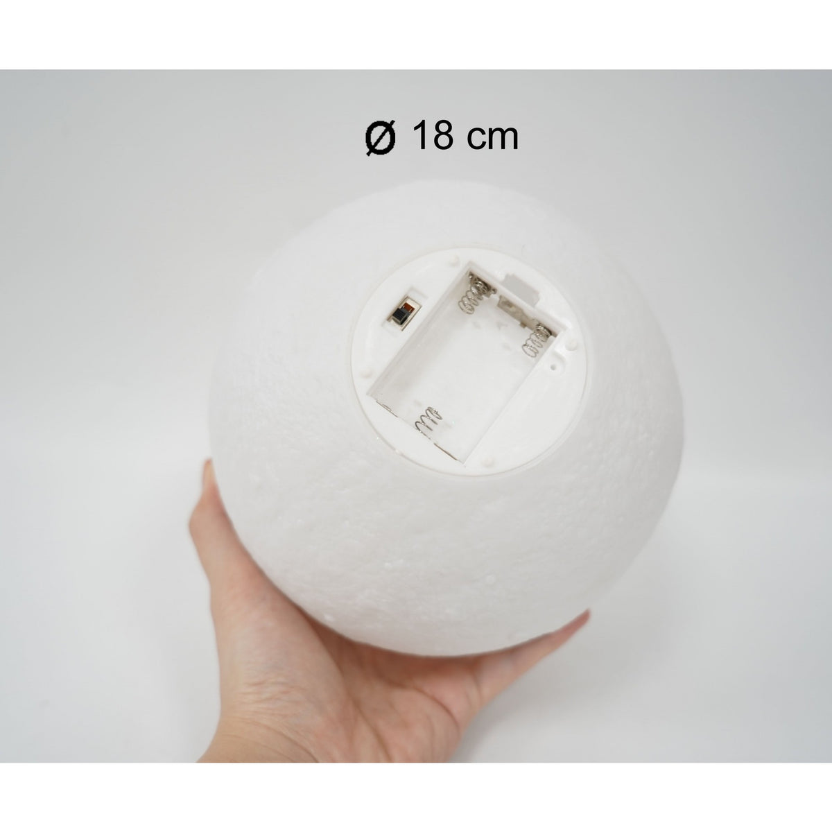 Lampa de Veghe 3D Moon Light, Design Luna cu Lumina LED Alb Cald, Stand din Plastic, Alimentare cu Baterii, Diametru 18 cm