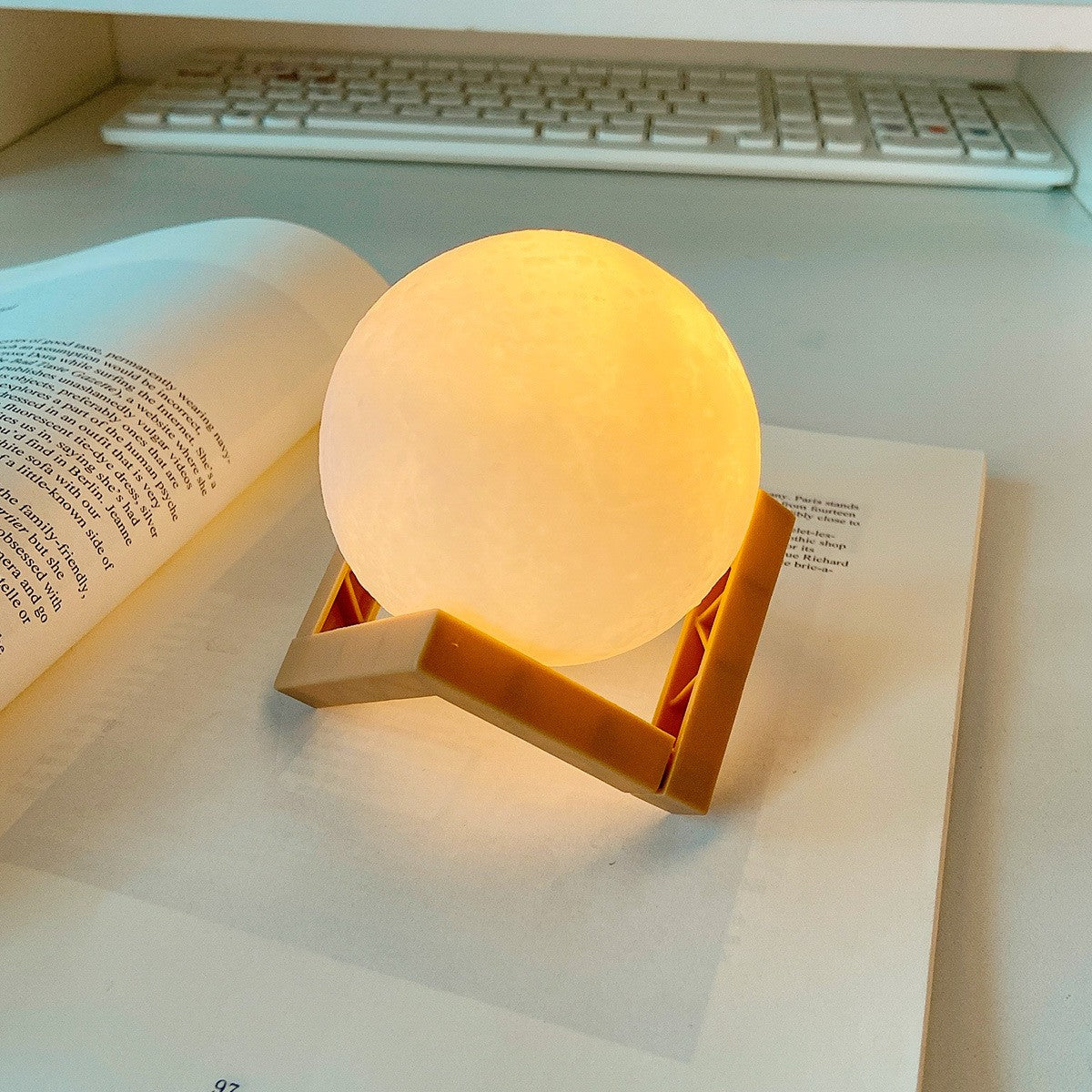 Lampa de Veghe 3D Moon Light, Design Luna cu Lumina LED Alb Cald, Stand din Plastic, Alimentare cu Baterii, Diametru 18 cm