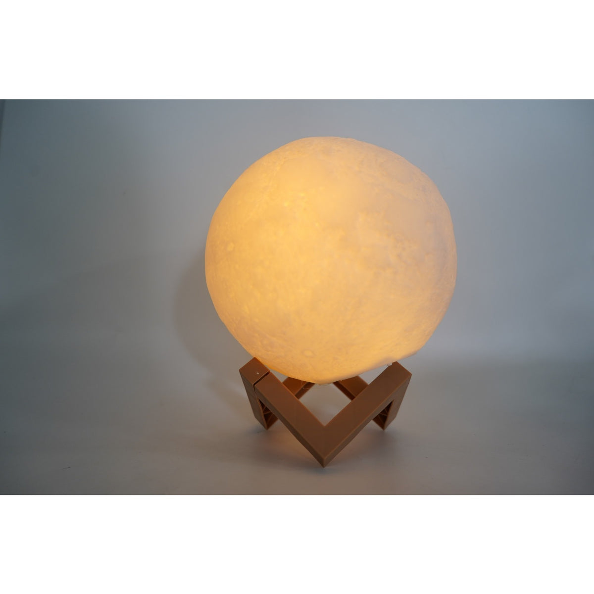 Lampa de Veghe 3D Moon Light, Design Luna cu Lumina LED Alb Cald, Stand din Plastic, Alimentare cu Baterii, Diametru 18 cm