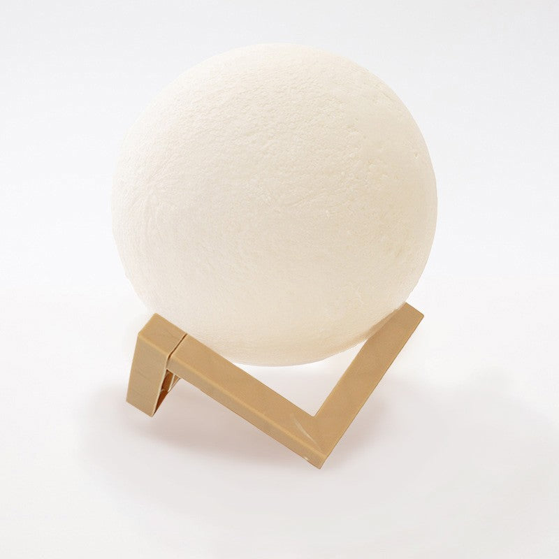 Lampa de Veghe 3D Moon Light, Design Luna cu Lumina LED Alb Cald, Stand din Plastic, Alimentare cu Baterii, Diametru 18 cm