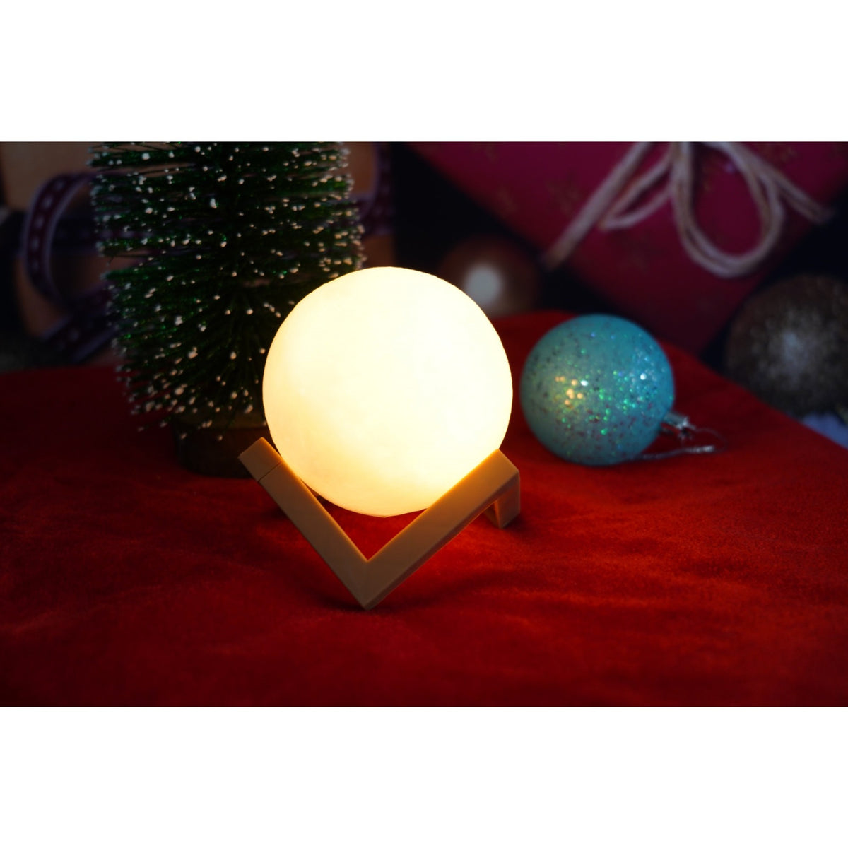 Lampa De Veghe Luna 3D Moon Light, Lumina LED Alb Cald, Design Realist Cu Stand Din Plastic, Alimentare Baterii, 12 cm