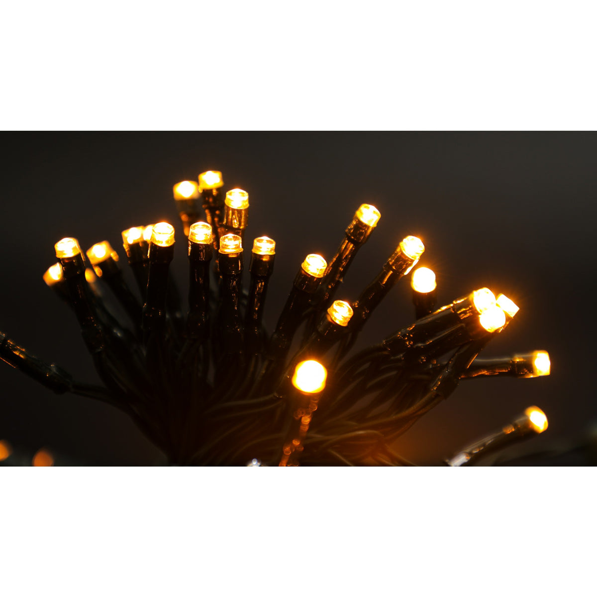 Instalatie de Craciun Tip Liniar, 50 LED-uri, Alimentare cu Baterii, 2 Functii de Lumina, Fir Verde, 5 m, Alb Cald