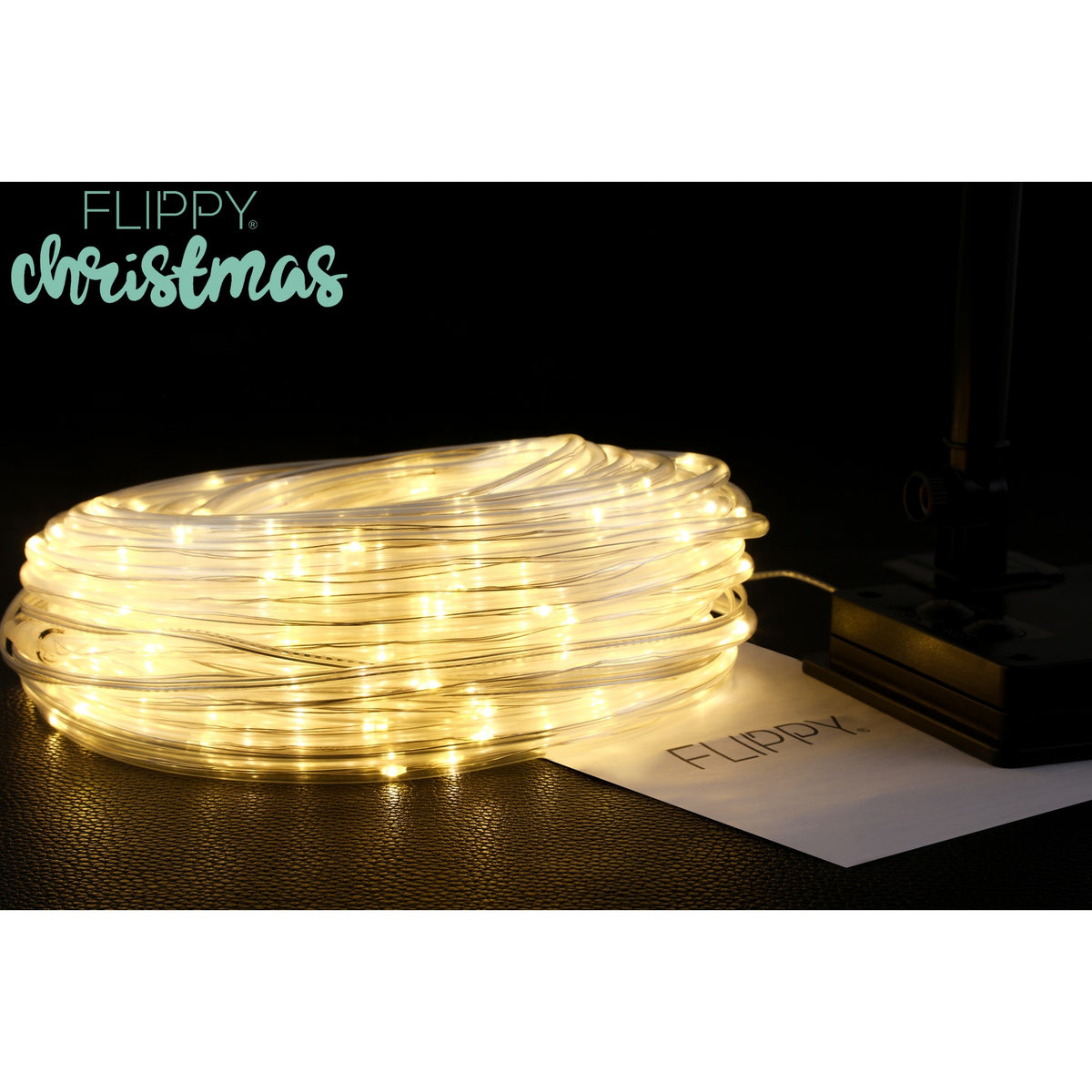Instalatie Luminoasa de Craciun Tip Furtun, Incarcare Solara, 300 LED-uri, 8 Programe de Iluminare, Fir Cupru, Lungime 32 m, Cablu Prelungitor 2 m, Alb Cald