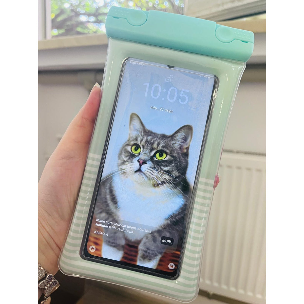 Husa Subacvatica Cushion Waterproof, Protectie Telefon si Documente, Rezistenta la Apa si Zapada, Design Dungat cu Snur de Gat, Model Universal, Verde Menta